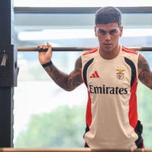 <![CDATA[ Benfica admite emprestar Enzo Barrenechea com compra obrigatória ]]>