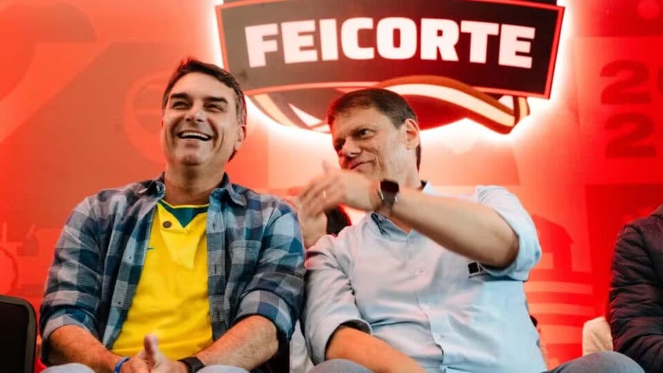 Flávio Bolsonaro e Tarcísio defendem agro brasileiro e criticam atuação de Lula