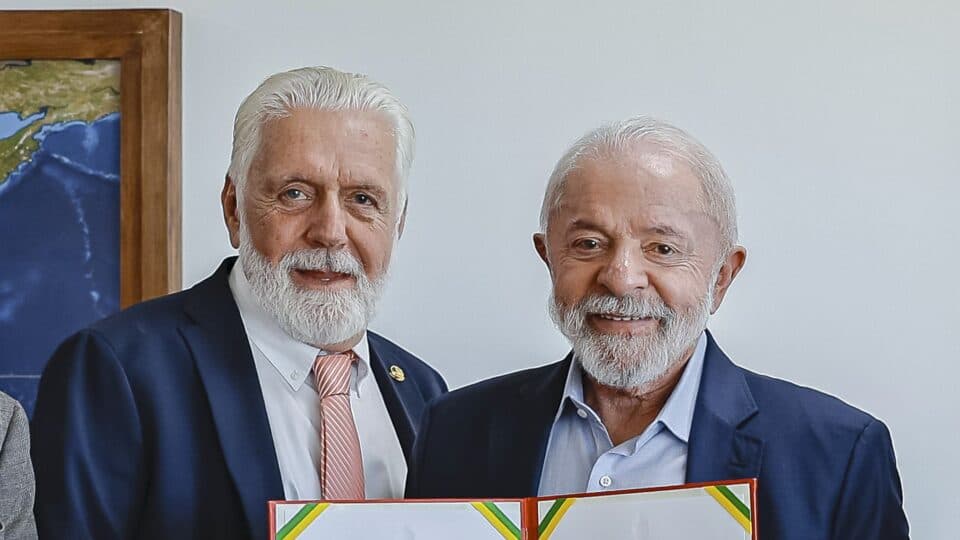 Lula afaga Jaques Wagner em evento na Bahia: “companheiro de longa data”