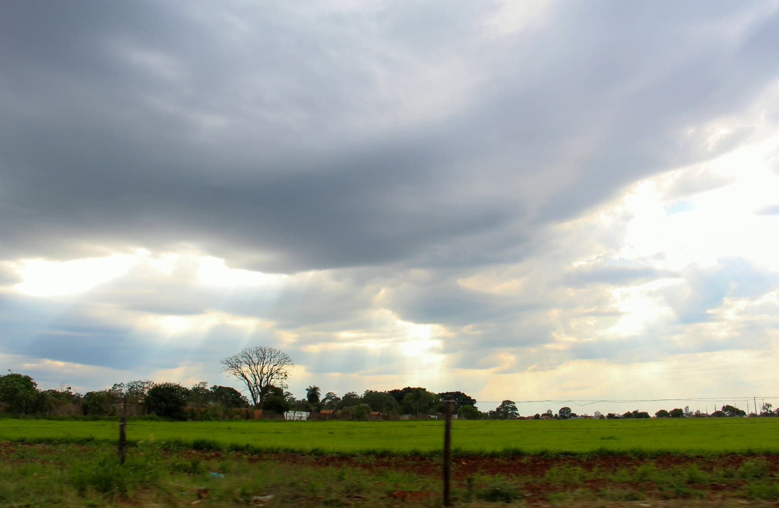 Após calorão, temperatura despenca quase 11°C e frente fria traz chuva