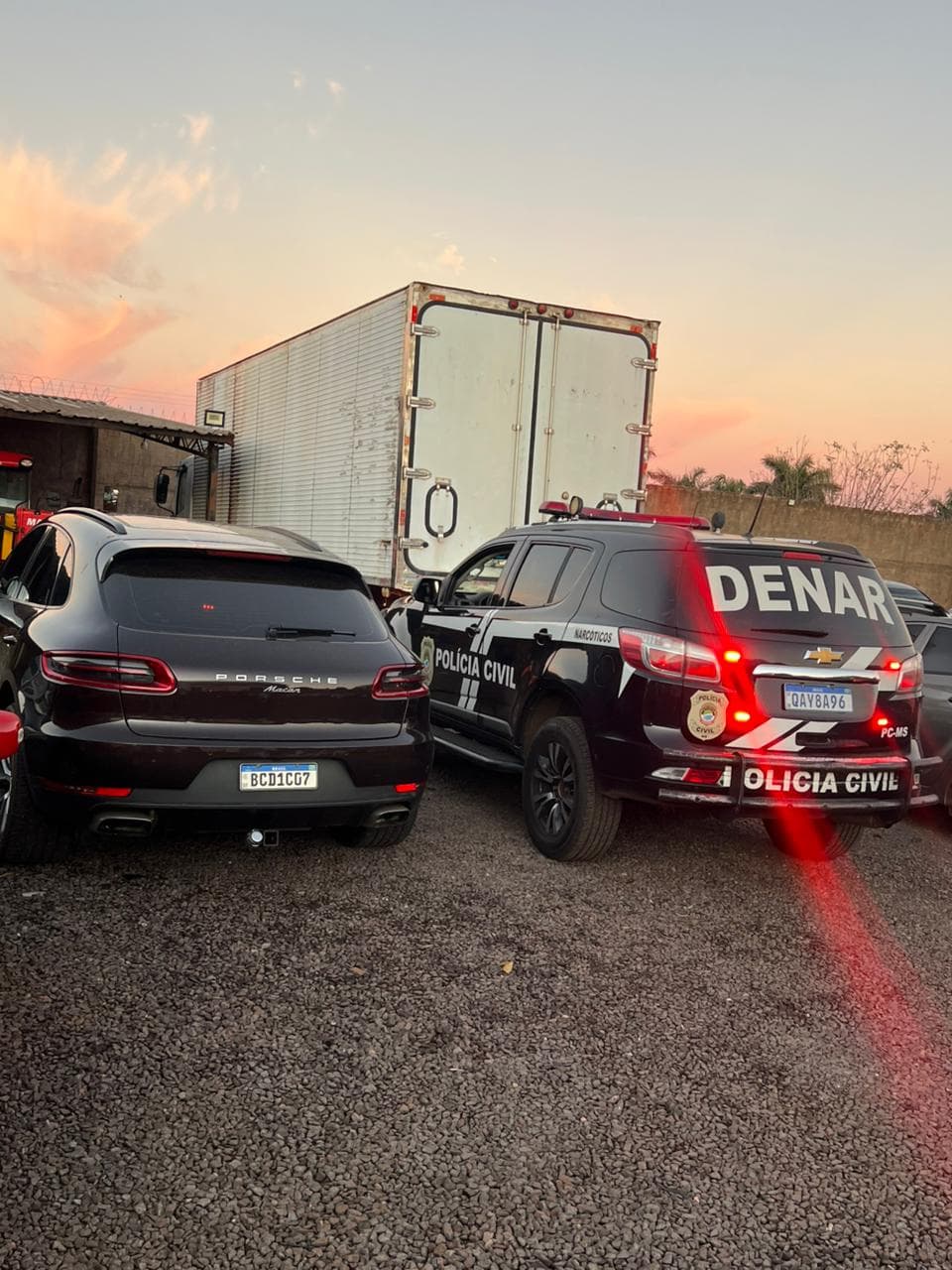 Porsche no Nhanhá e R$ 3,4 milhões em contas expõem casal alvo de operação