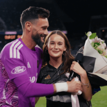 <![CDATA[ Filha de Hugo Lloris surpreende e deslumbra a cantar hino dos Estados Unidos antes de jogo do LA FC ]]>