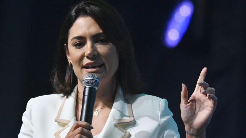 Jornalista é condenada por chamar Michelle Bolsonaro de “ex-garota de programa”
