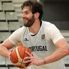 <![CDATA[ Miguel Queirós acredita que Portugal vai estar no Mundial de basquetebol: «É um objetivo muito grande que temos» ]]>