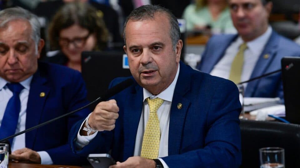 Rogério Marinho tem alta do hospital após mal-estar em voo