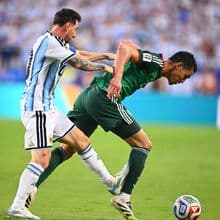 <![CDATA[ Argélia faz queixa à FIFA sobre a arbitragem frente à Argentina: expulsão perdoada a Messi na origem ]]>