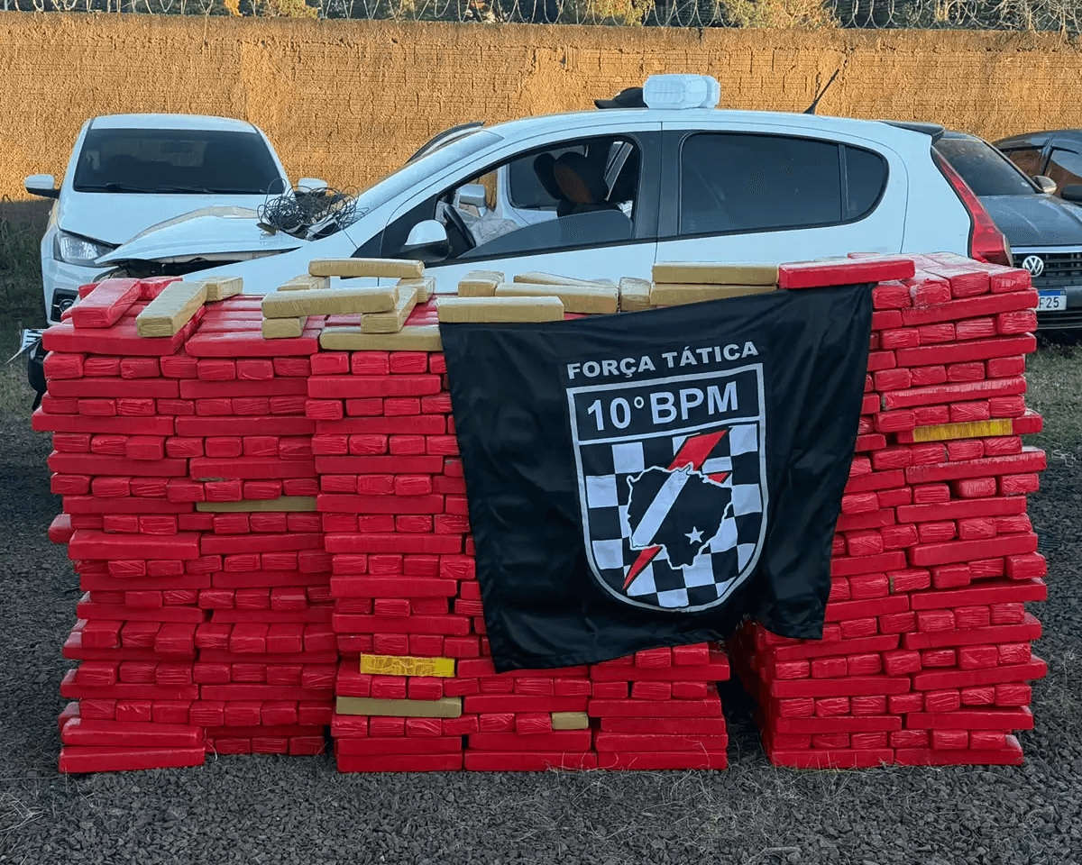 Carro abarrotado de maconha é apreendido após bater em árvore no Aero Rancho
