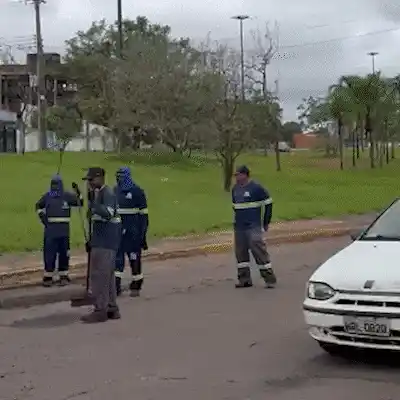 Avenida Costa e Silva recebe tapa-buraco após série de pneus furados