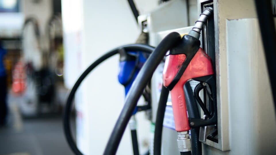 Governo nega caráter eleitoral em nova isenção de impostos sobre a gasolina