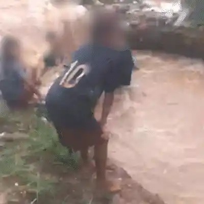 Antes de engolir carros, cratera virou cachoeira para crianças