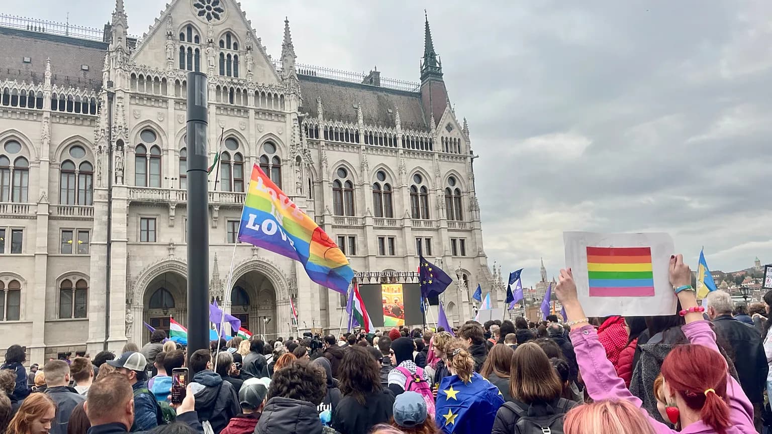 Hungria, mudança nos direitos LGBTQ+: Parlamento revoga restrições de Orbán. Bruxelas libera 4,2 bilhões