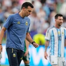 <![CDATA[ Scaloni sobre Messi: «Até quando quiser, será sempre o melhor» ]]>