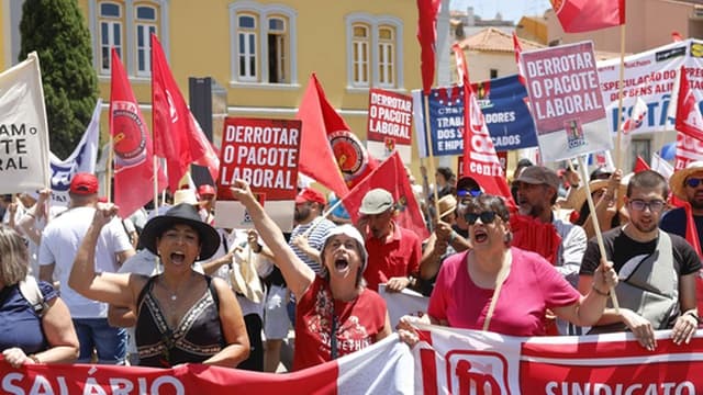 Centenas contra pacote laboral junto ao parlamento durante discussão da proposta