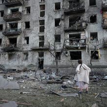<![CDATA[ Pelo menos 13 mortos em grande ataque aéreo a Kiev: Rússia lançou mais de 70 mísseis ]]>