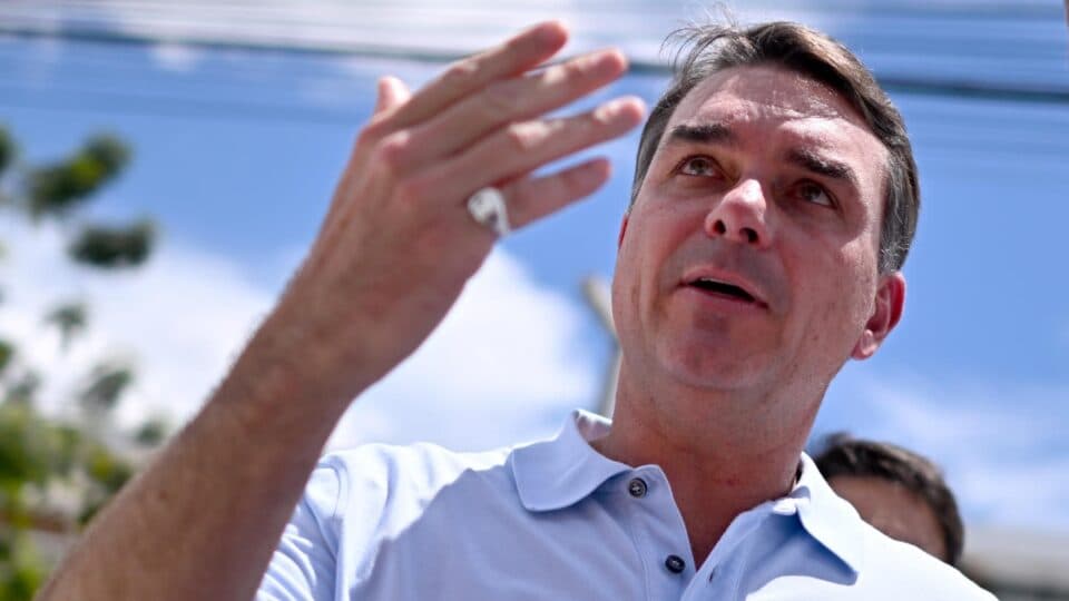 Flávio Bolsonaro diz que Brasil tem “inveja” de outros países da América Latina