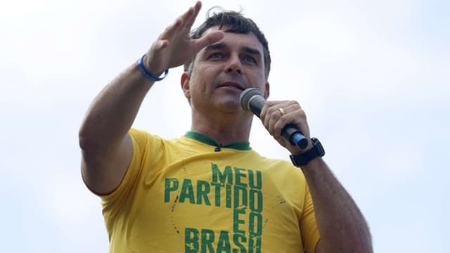 Flávio Bolsonaro abre campanha no Brasil com ataques a Lula e citações do pai