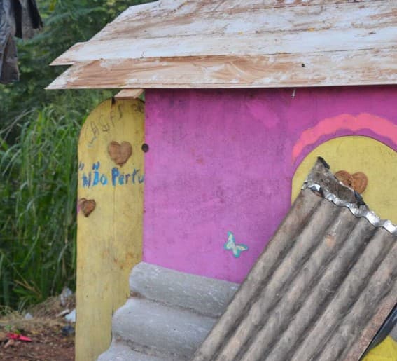 Contra o frio, casal transforma casinha de boneca em abrigo às margens de rio