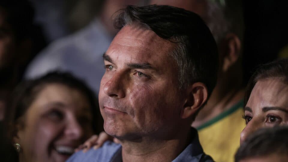 Flávio Bolsonaro projeta fim antecipado do governo Lula e atua dos EUA