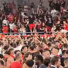 <![CDATA[ Festa rija: adeptos do Benfica desceram até à quadra após a conquista do bicampeonato de futsal ]]>