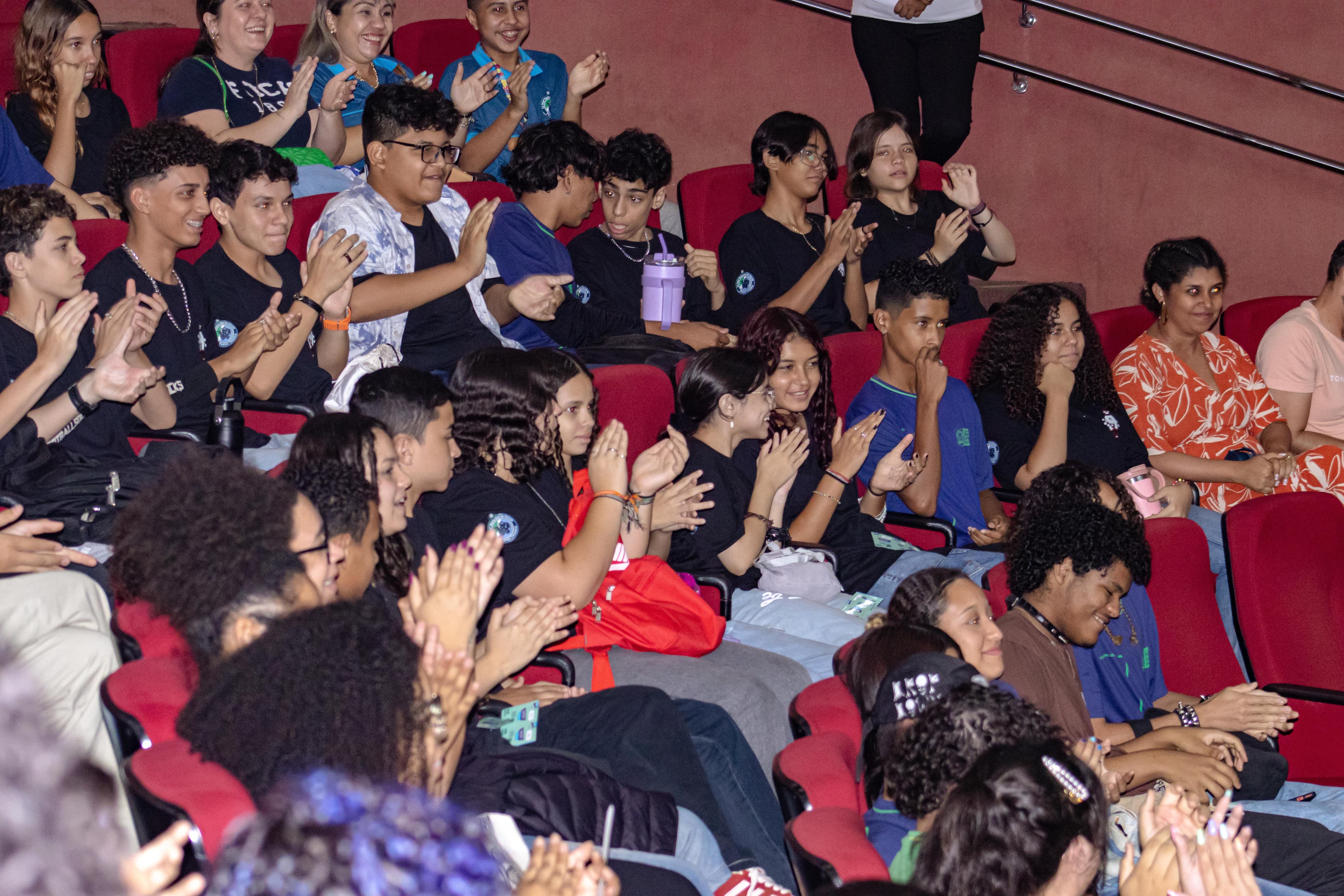 Livro transforma estudantes de escolas públicas em autores publicados