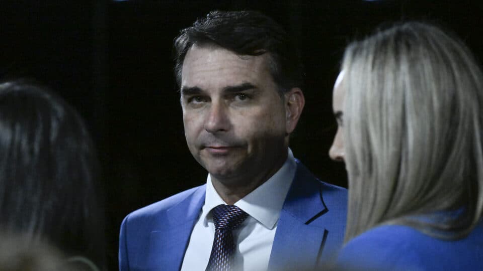 PF conclui que Flávio Bolsonaro cometeu crime calúnia contra Lula