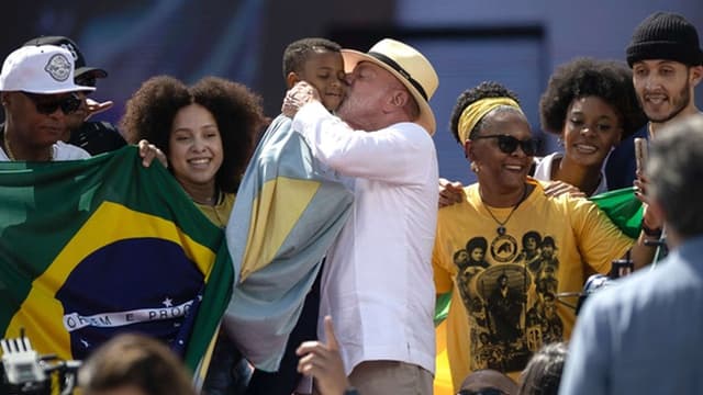 Lula abre campanha no Brasil e recupera símbolos de 50 anos de vida pública