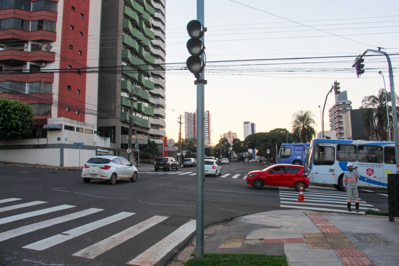 Sobrecarga na rede elétrica provoca apagão e desliga semáforos no Centro