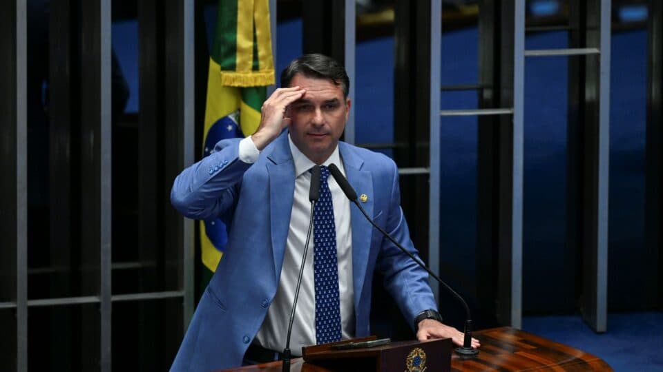 Campanha de Flávio contesta relatório do TSE e acusa canal pró-Lula de “burlar” fiscalização