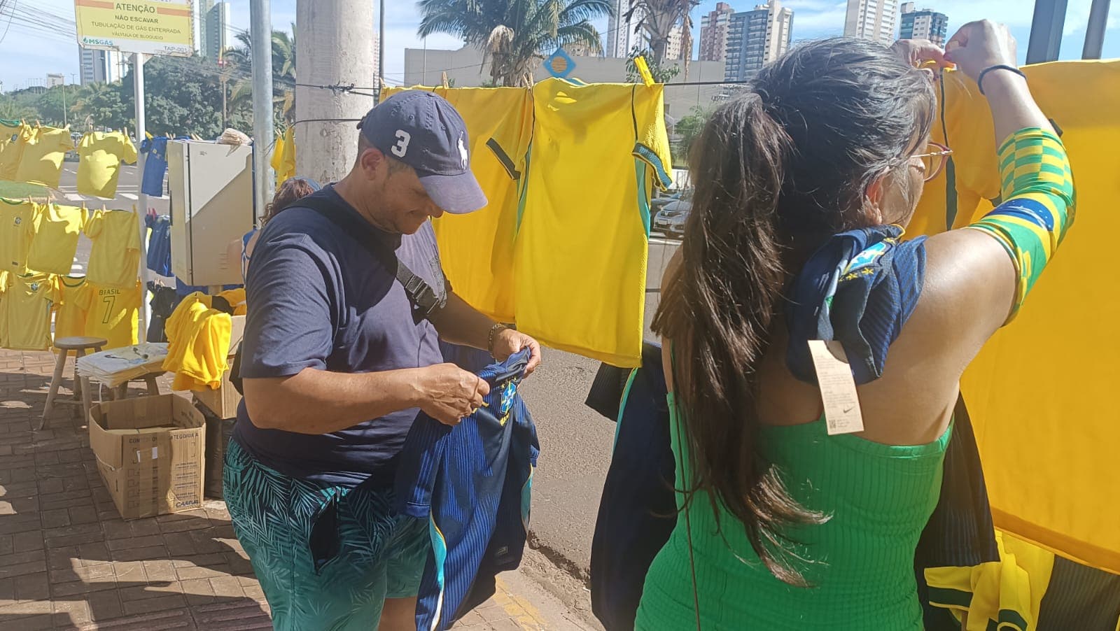 Jogo decisivo vira aposta para ambulantes que investiram até  50 mil em camisas