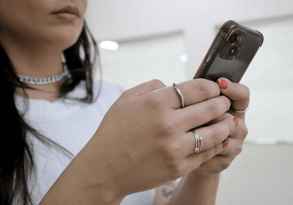 Técnico é preso suspeito de "vazar nudes" do celular de cliente