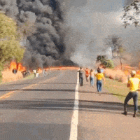 Colisão entre carretas e carro deixa 1 morto e 3 feridos