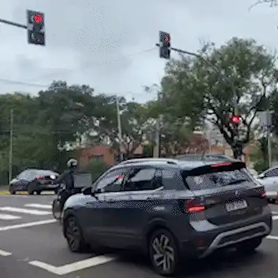 Semáforos travam no vermelho e causam confusão em cruzamento no Centro