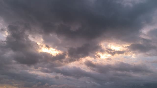 Céu muito nublado e aguaceiros previstos para quarta-feira
