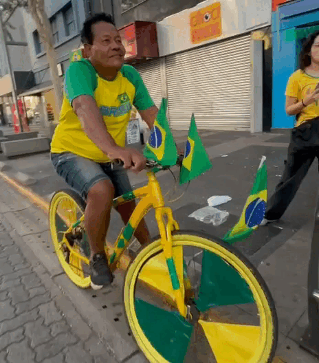 Com R$ 50 e uma bicicleta, pintor vira atração nas ruas durante a Copa