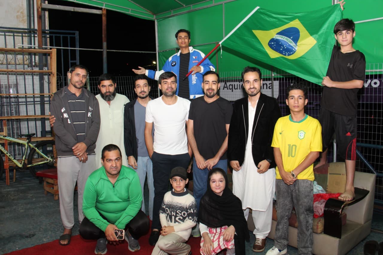 Imigrantes paquistaneses trocam o críquete pelo futebol e torcem pelo Brasil