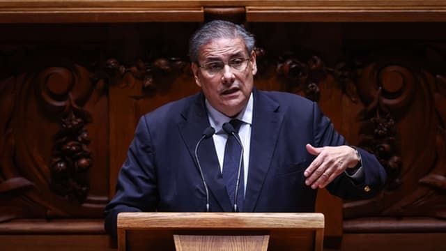 Habitação: Governo avisa que "não vai ceder aos gritos que vêm da rua"
