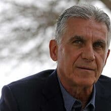 <![CDATA[ Um morto e 2 mil deslocados em ataque a acampamento turístico de Carlos Queiroz ]]>