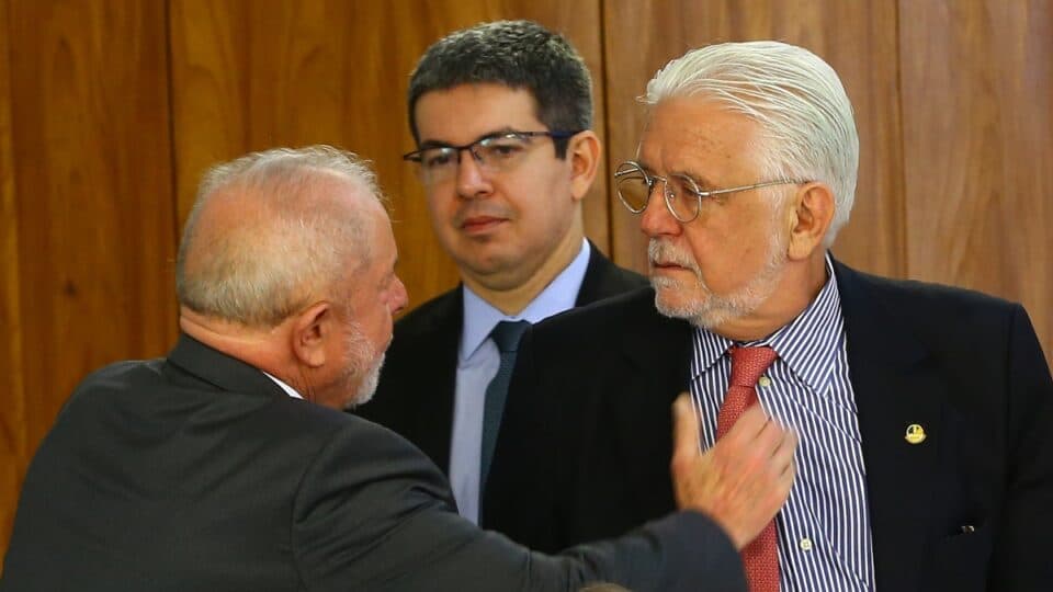 Lula decidirá nesta quarta se mantém Jaques Wagner como líder do governo no Senado