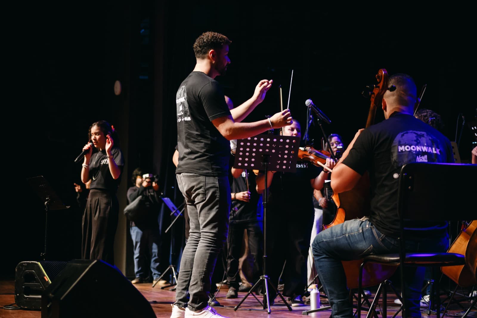 Menino que aprendeu música no Moinho Cultural agora rege turnê nacional
