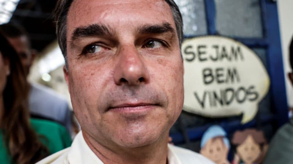 Flávio Bolsonaro desembarca nos Estados Unidos após proibição judicial