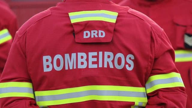 Quase 100 operacionais e sete meios aéreos combatem fogo em Castelo de Vide