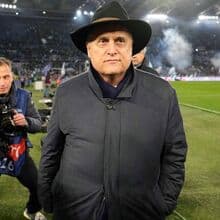 <![CDATA[ Presidente da Lazio recebe 5 mil chamadas com ameaças por dia: «Andei armado com duas pistolas» ]]>