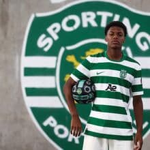 <![CDATA[ Lateral de 17 anos assina contrato profissional com o Sporting ]]>