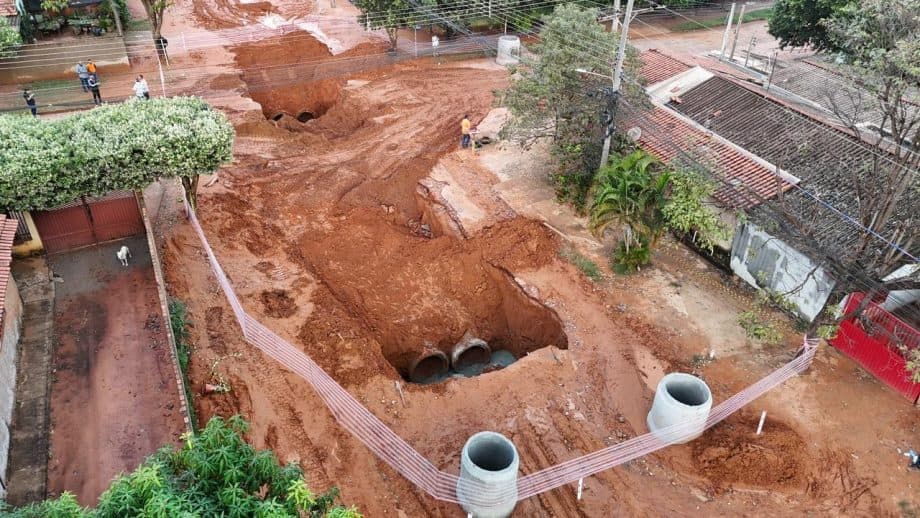 Do alto, imagem mostra extensão de cratera aberta durante temporal