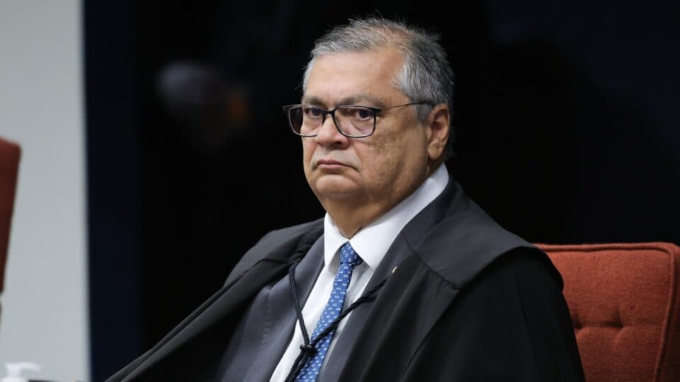 Dino reclama de tribunais estrangeiros por reverterem decisões da Justiça brasileira