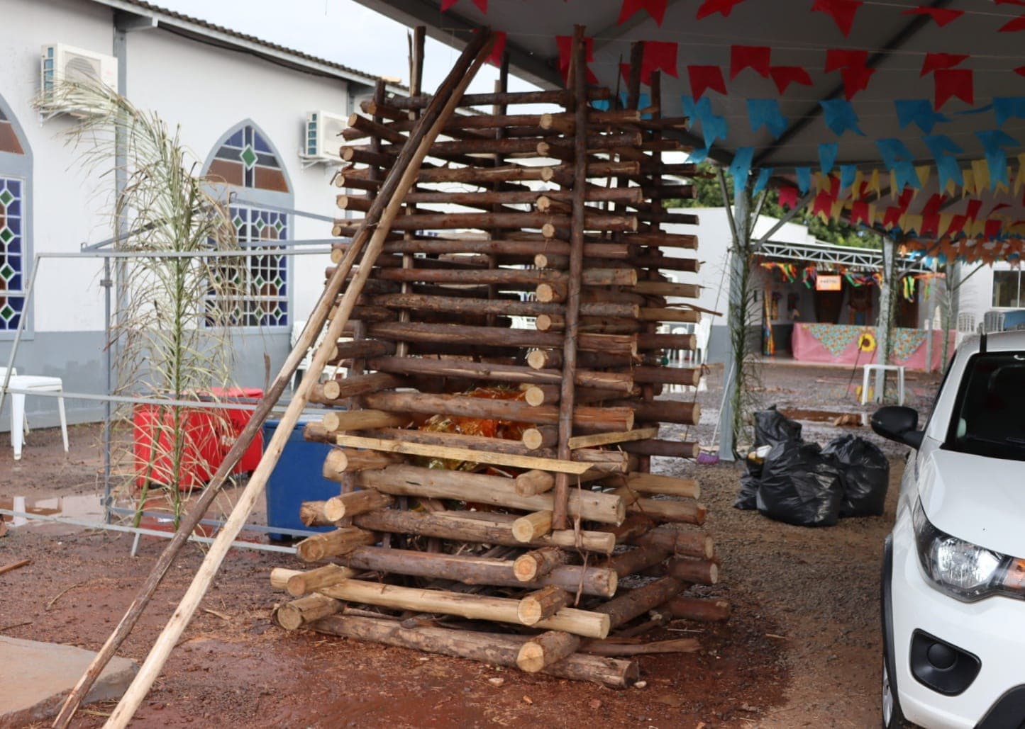 Com fogueira maior, paróquia prepara celebração para Dia de São João 