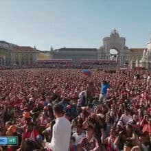 <![CDATA[ Entre milhares de portugueses, uma dezena de adeptos da RD Congo celebrou efusivamente o 1-1 no Terreiro do Paço ]]>