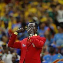 <![CDATA[ Não podia faltar à festa: o famoso 'homem-estátua' da RD Congo animou as bancadas em Guadalajara ]]>