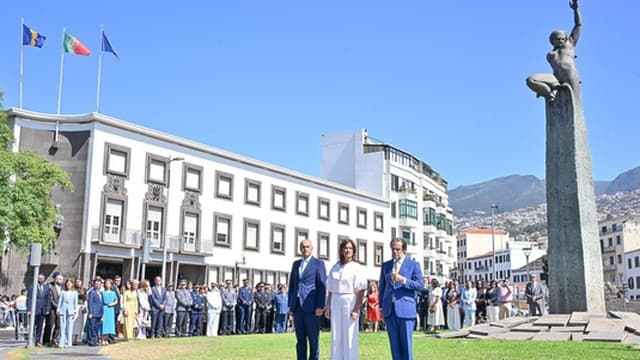 Representantes de três poderes prestam homenagem junto ao Monumento à Autonomia