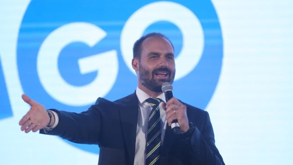 Eduardo Bolsonaro diz que Milei foi “até muito educado” ao chamar Moraes de “lixo”